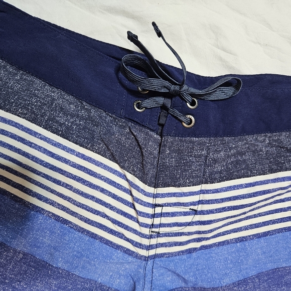 Patagonia Women's Wavefarer Boardshorts Striped Blue Indigo 5" size 8 - Picture 7 of 8